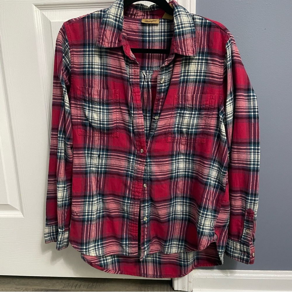 Wrangler plaid flannel button down shirt